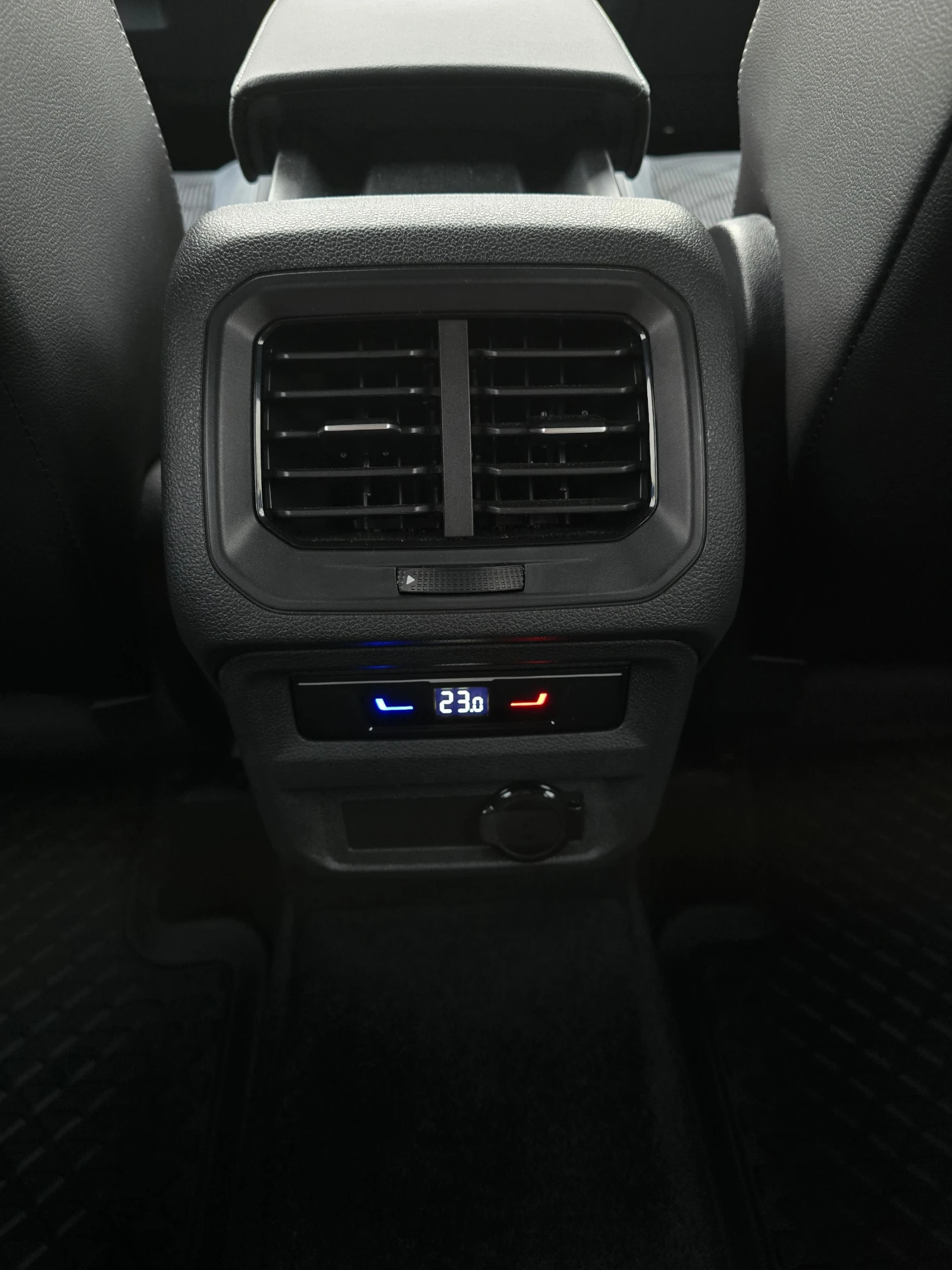 VW Tiguan 2.0 TDI/R-LINE/ALLSPACE - изображение 8