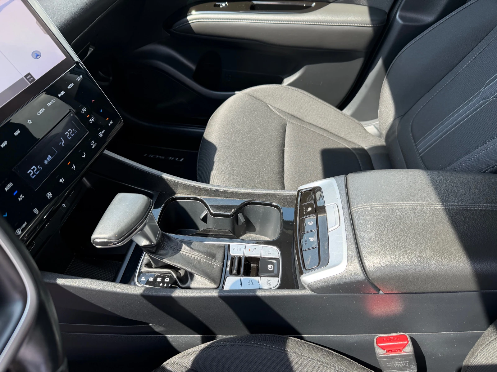 Hyundai Tucson 1.6 CRDI, снимка 11 - Автомобили и джипове - 54668938