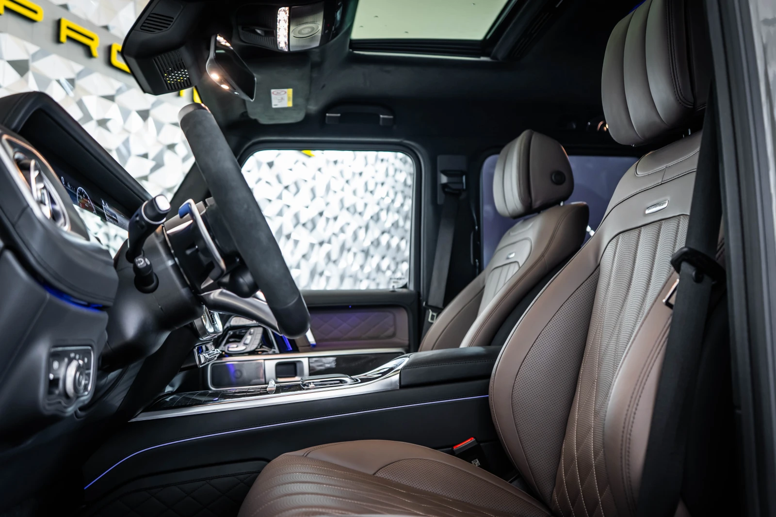 Mercedes-Benz G 63 AMG Carbon Exterior* Burmester* 360, снимка 13 - Автомобили и джипове - 54941274