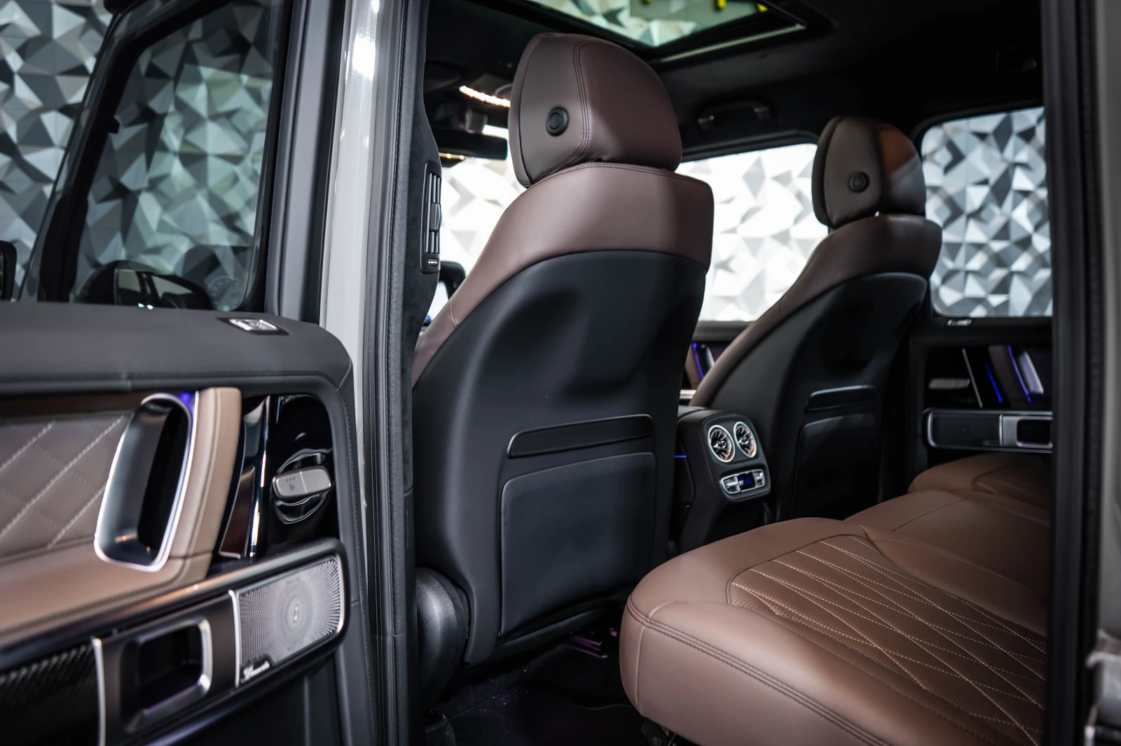 Mercedes-Benz G 63 AMG Carbon Exterior* Burmester* 360, снимка 14 - Автомобили и джипове - 54941274