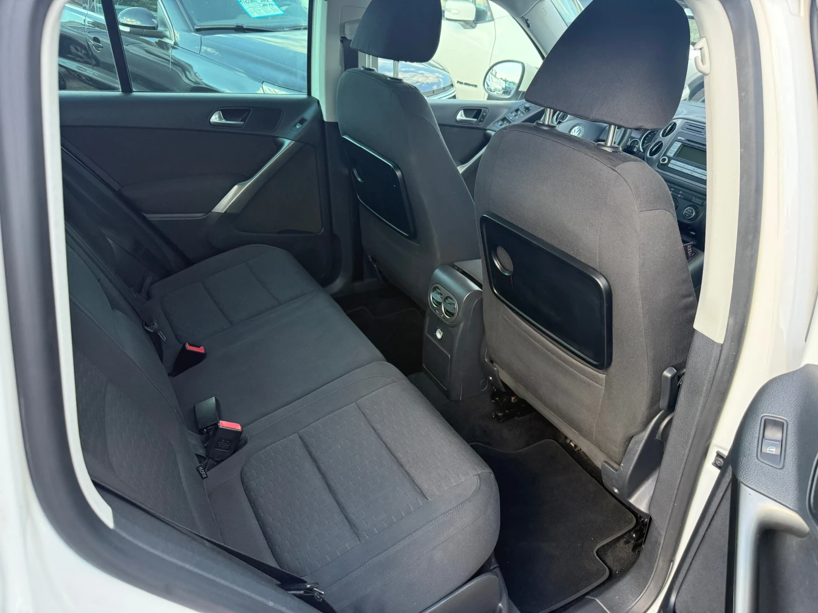VW Tiguan 2.0 TDI -140k 4x4, снимка 12 - Автомобили и джипове - 55564457