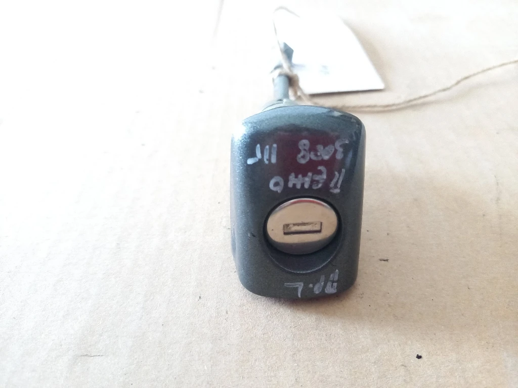 Патрон преден ляв Пежо 3008