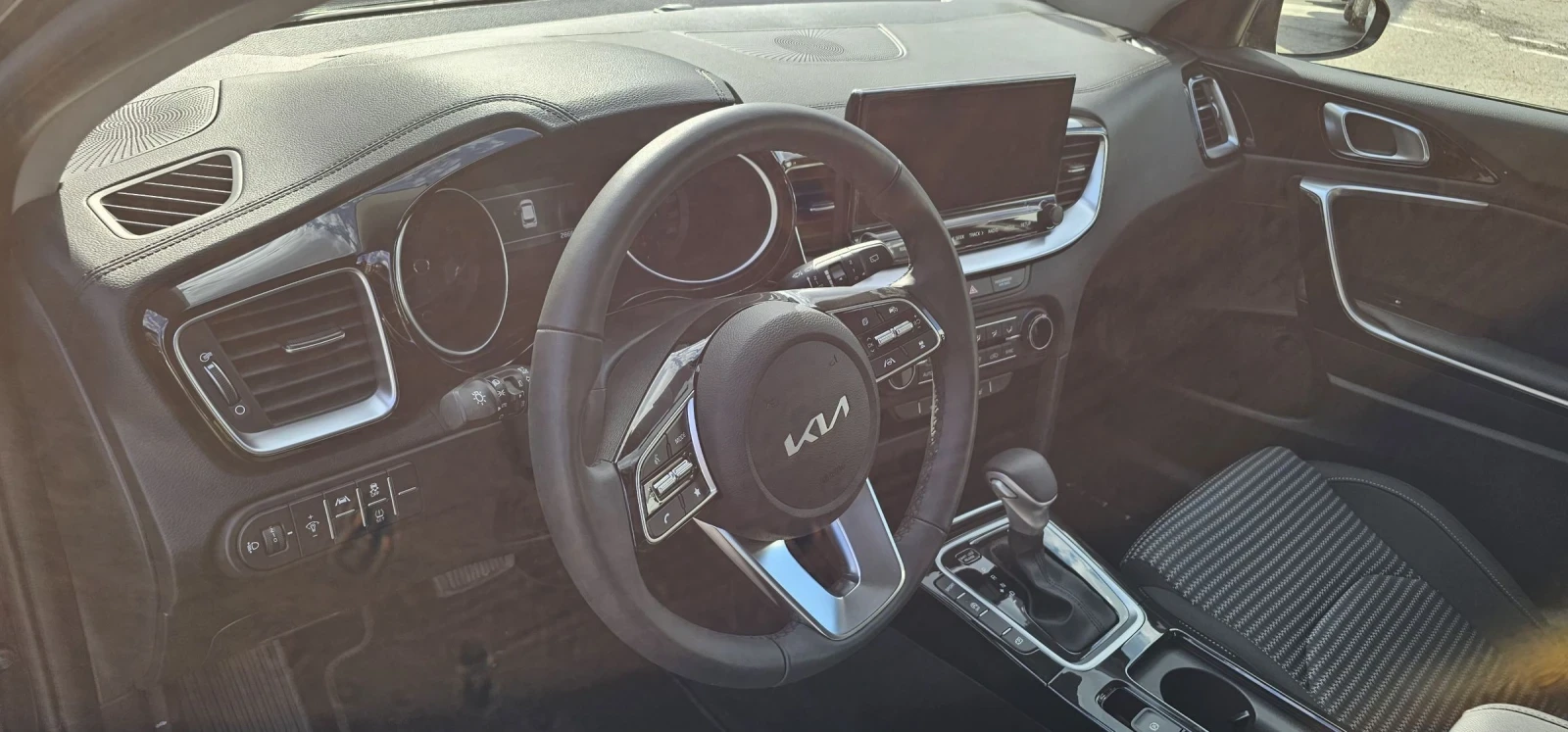 Kia Ceed 1.5-GDI Автомат Хечбег 2800км ГАРАНЦИЯ , снимка 12 - Автомобили и джипове - 54309027