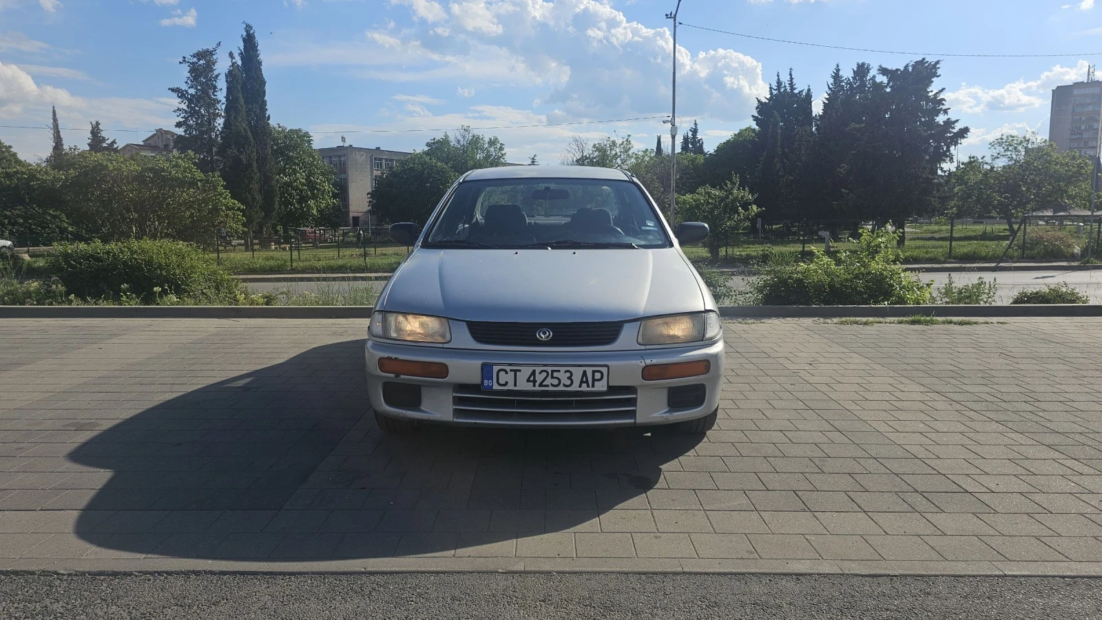 Mazda 323 Familia 1.3 Газ/бензин, снимка 8 - Автомобили и джипове - 55117406