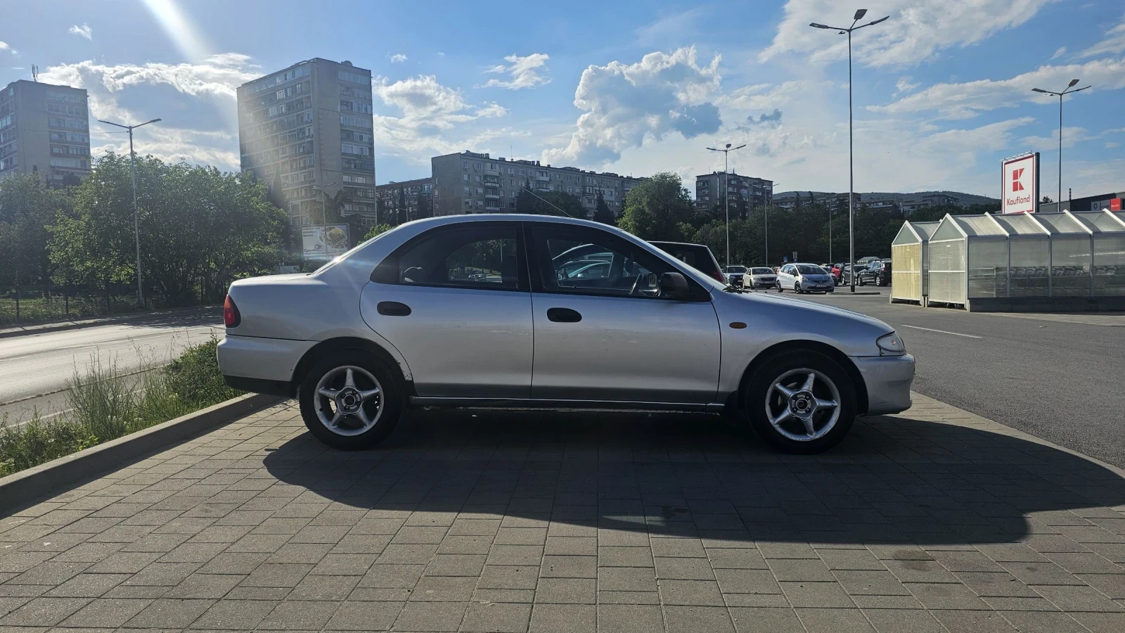 Mazda 323 Familia 1.3 Газ/бензин, снимка 6 - Автомобили и джипове - 55117406