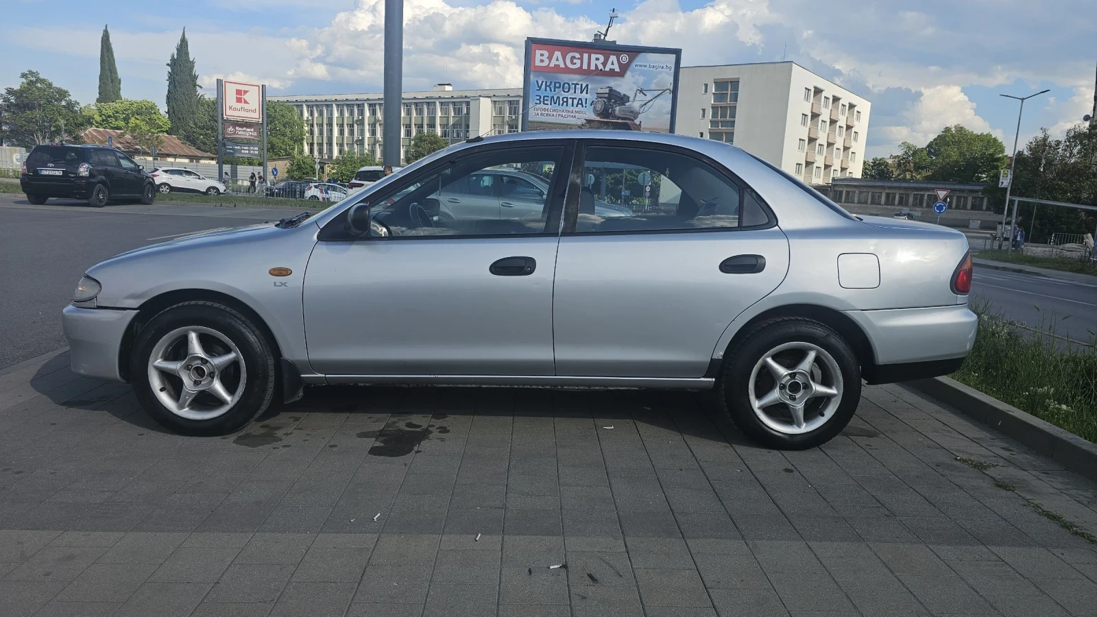 Mazda 323 Familia 1.3 Газ/бензин, снимка 2 - Автомобили и джипове - 55117406