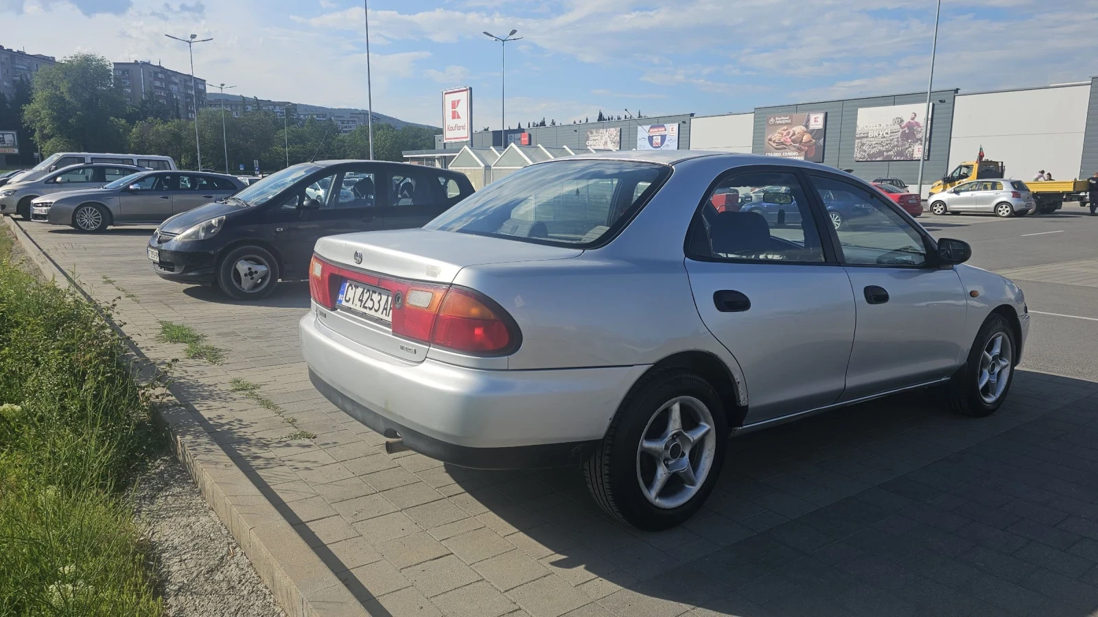 Mazda 323 Familia 1.3 Газ/бензин, снимка 5 - Автомобили и джипове - 55117406