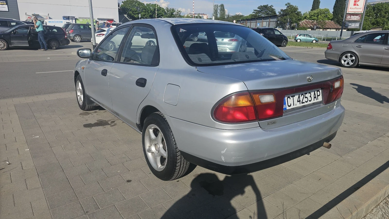 Mazda 323 Familia 1.3 Газ/бензин, снимка 3 - Автомобили и джипове - 55117406