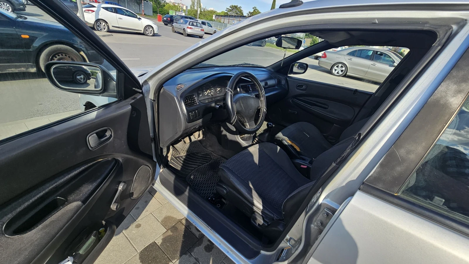 Mazda 323 Familia 1.3 Газ/бензин, снимка 9 - Автомобили и джипове - 55117406