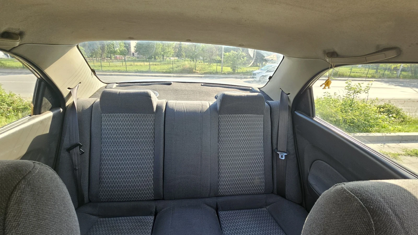 Mazda 323 Familia 1.3 Газ/бензин, снимка 15 - Автомобили и джипове - 55117406