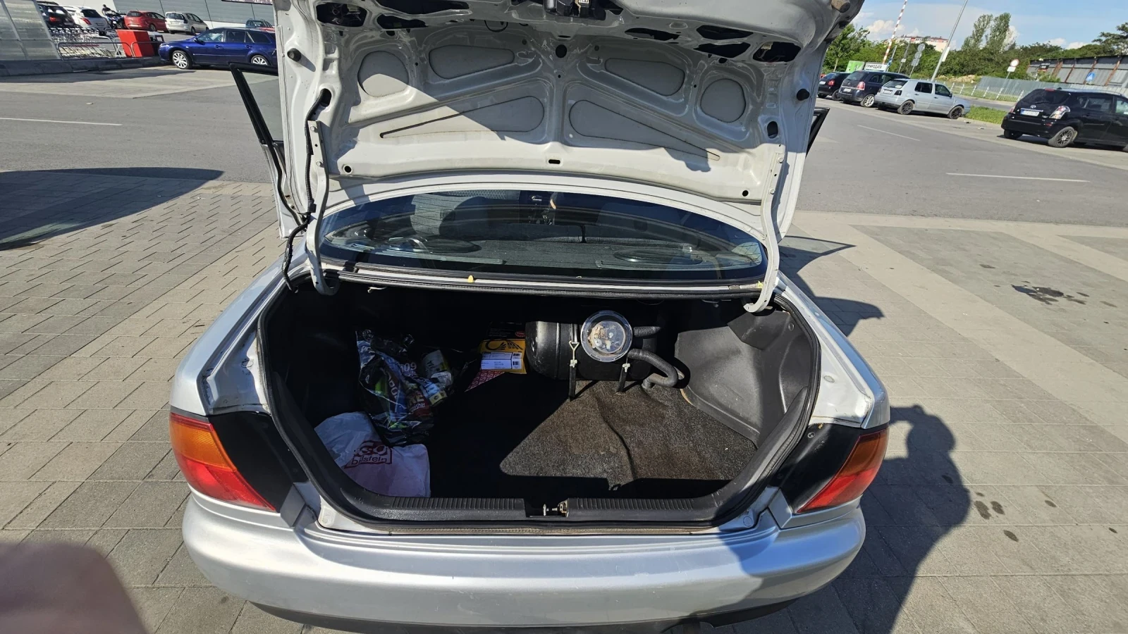 Mazda 323 Familia 1.3 Газ/бензин, снимка 17 - Автомобили и джипове - 55117406