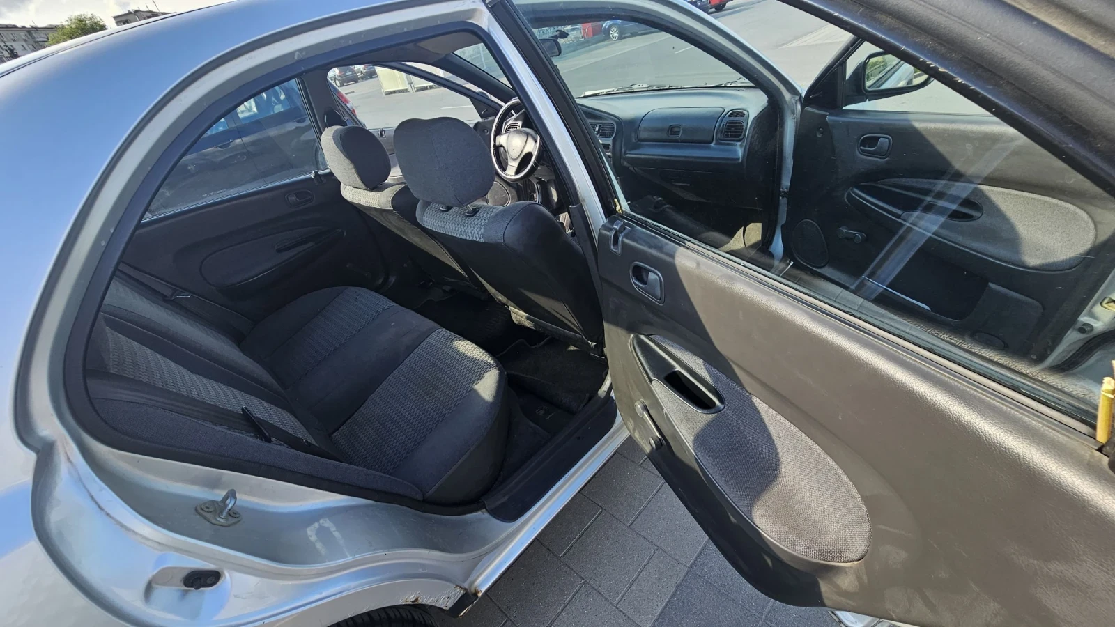 Mazda 323 Familia 1.3 Газ/бензин, снимка 12 - Автомобили и джипове - 55117406