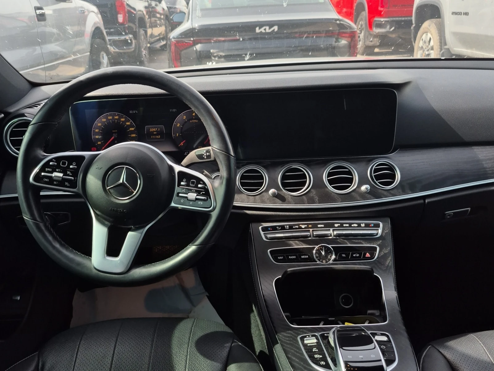 Mercedes-Benz E 300 4MATIC * AMG * BURMESTER * CARFAX * , снимка 8 - Автомобили и джипове - 56003452