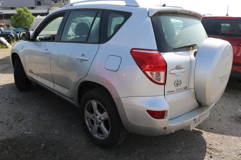 Toyota Rav4 2.2 D4D, снимка 7 - Автомобили и джипове - 36911965