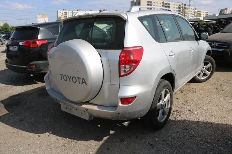 Toyota Rav4 2.2 D4D, снимка 5 - Автомобили и джипове - 36911965