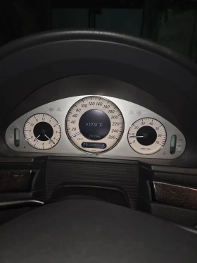 Mercedes-Benz E 500 4Matic ГАЗ, снимка 12