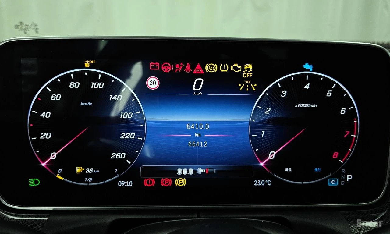 Mercedes-Benz C 300 4MATIC* AMG-LINE* 360CAMERA* DISTRONIC* BURMESTER*, снимка 9 - Автомобили и джипове - 54738852