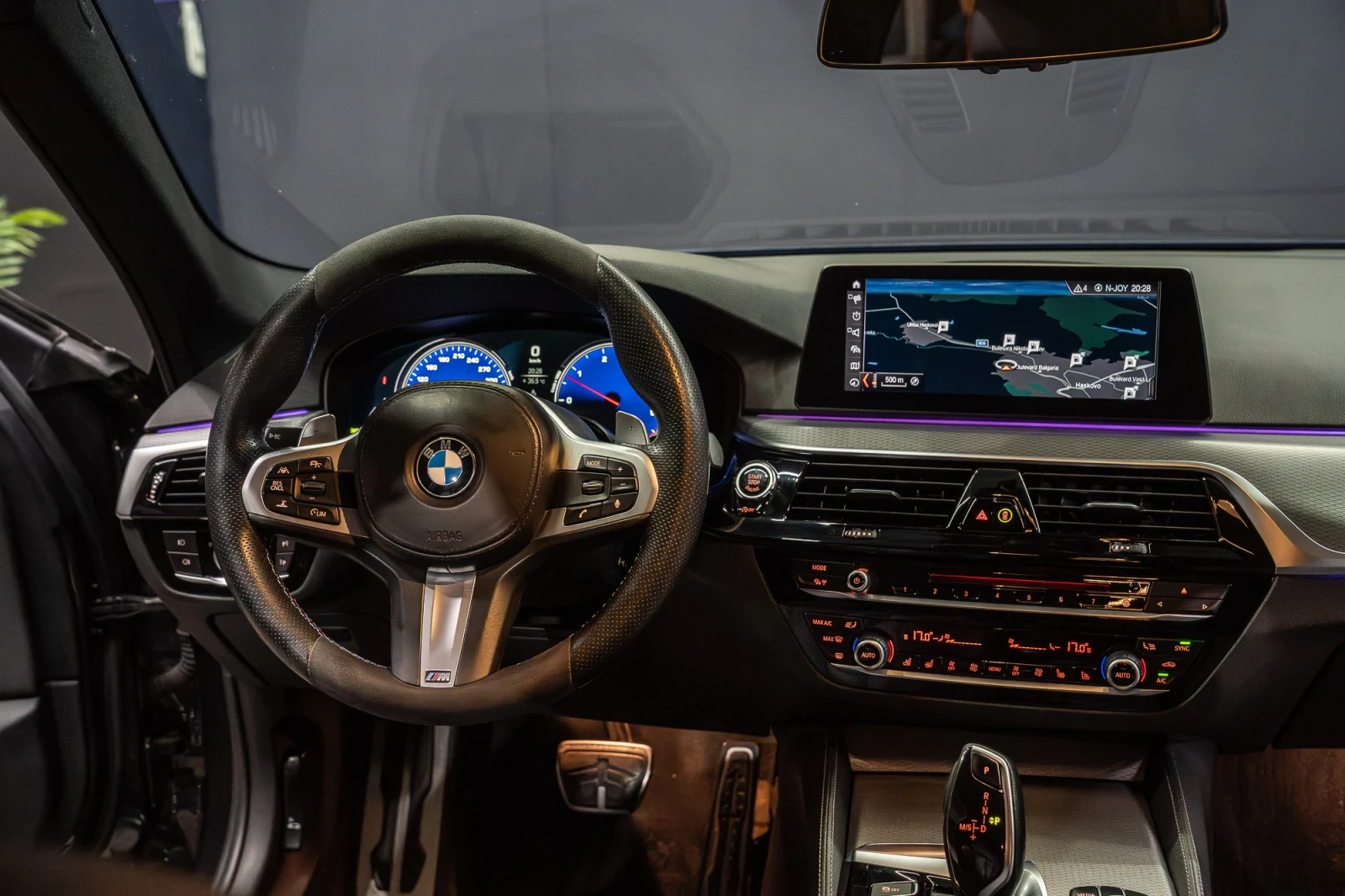 BMW 530 M-PERFORMANCE/ H&K/ MASSAGE/ DISTRONIK/HUD/360/FUL, снимка 10 - Автомобили и джипове - 55657052