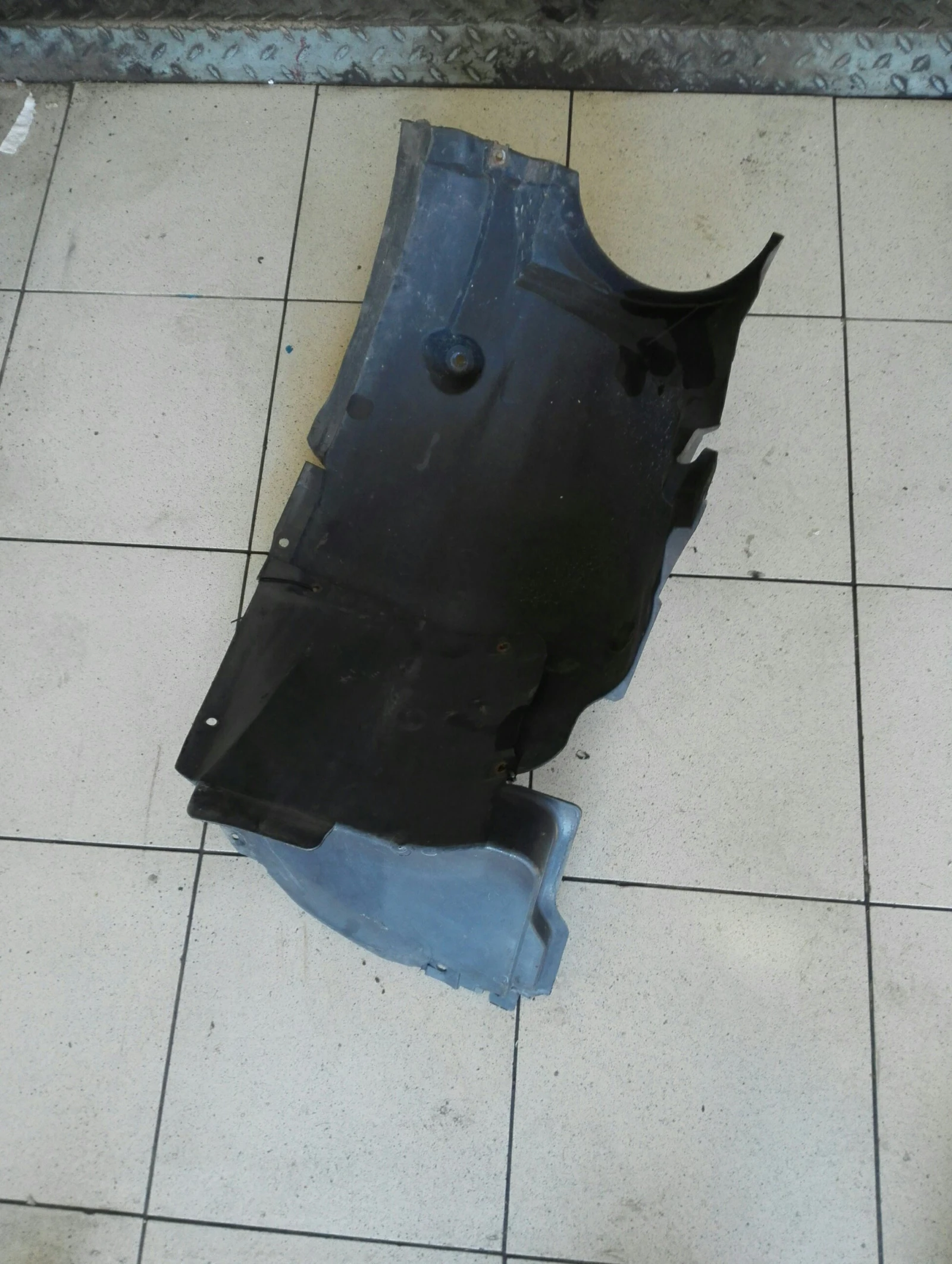 Подкалник преден ляв Мерцедес Ц270 w203 (задна част)