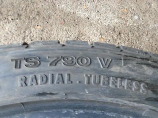 Гуми Зимни 225/40R18, снимка 9 - Гуми и джанти - 20266231