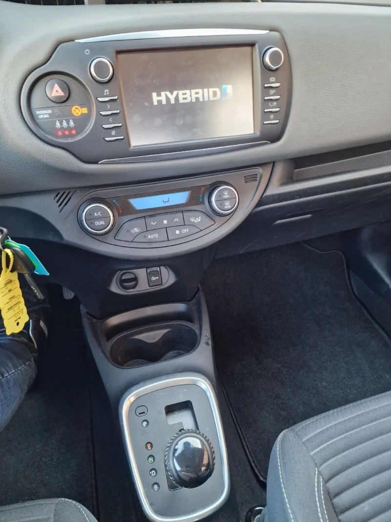 Toyota Yaris 1.5 Hybrid e-CVT, снимка 11 - Автомобили и джипове - 47793125