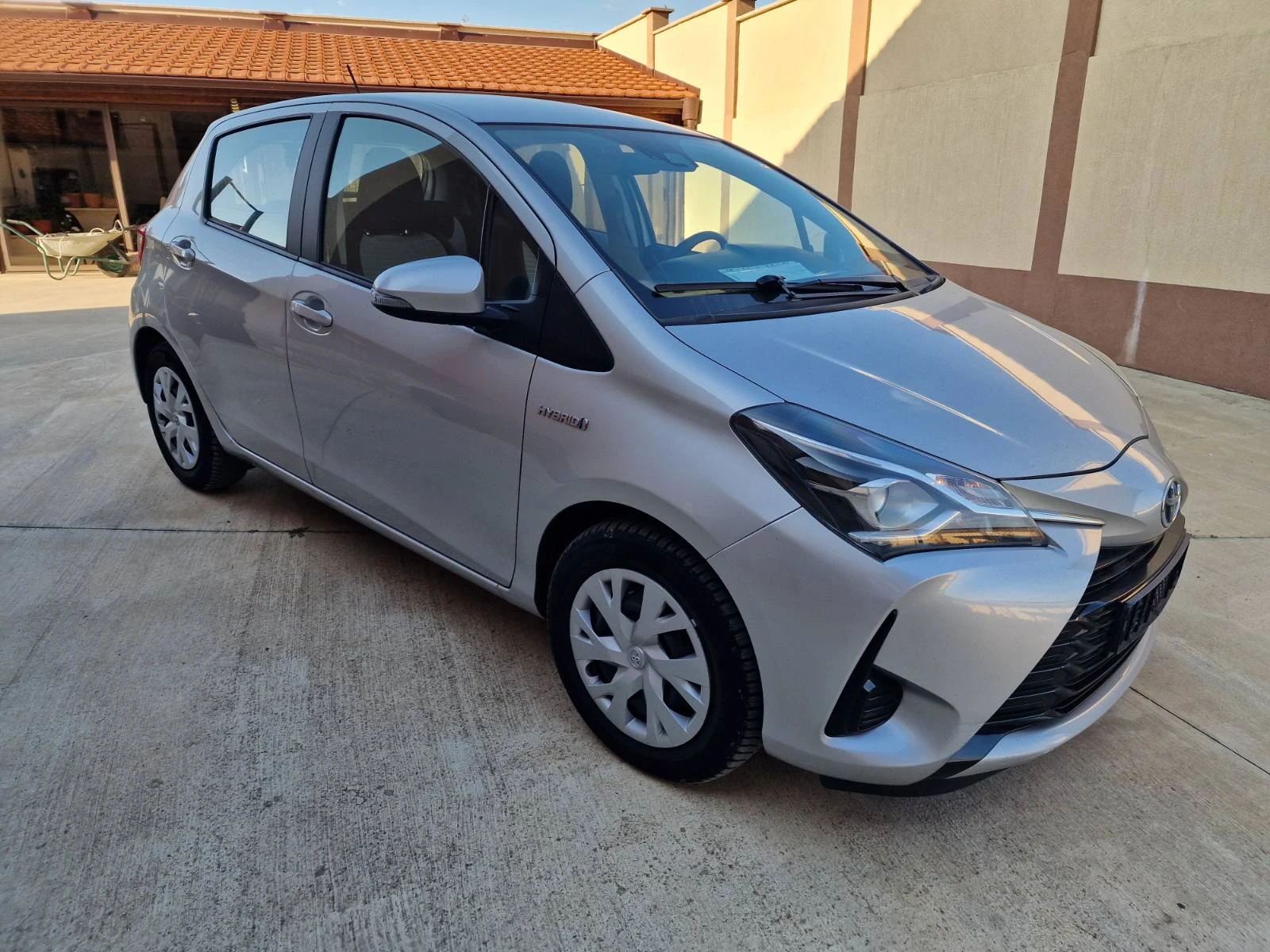 Toyota Yaris 1.5 Hybrid e-CVT - изображение 2