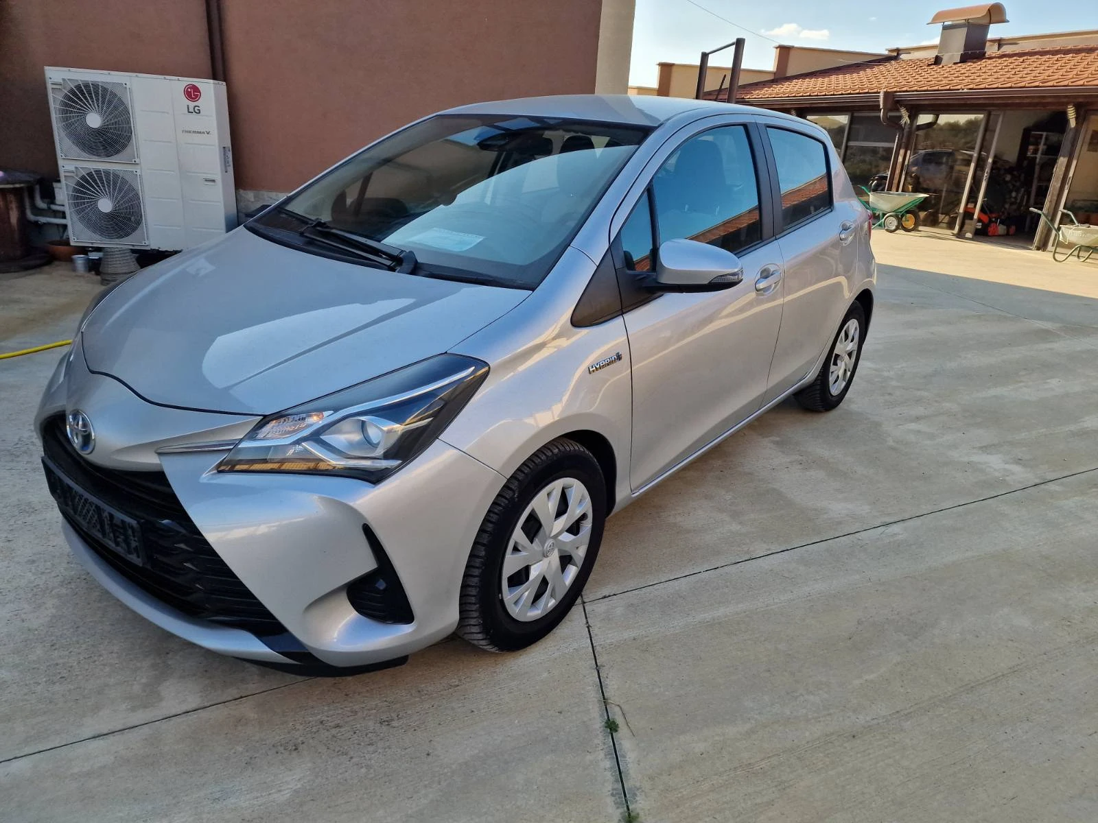 Toyota Yaris 1.5 Hybrid e-CVT - изображение 4