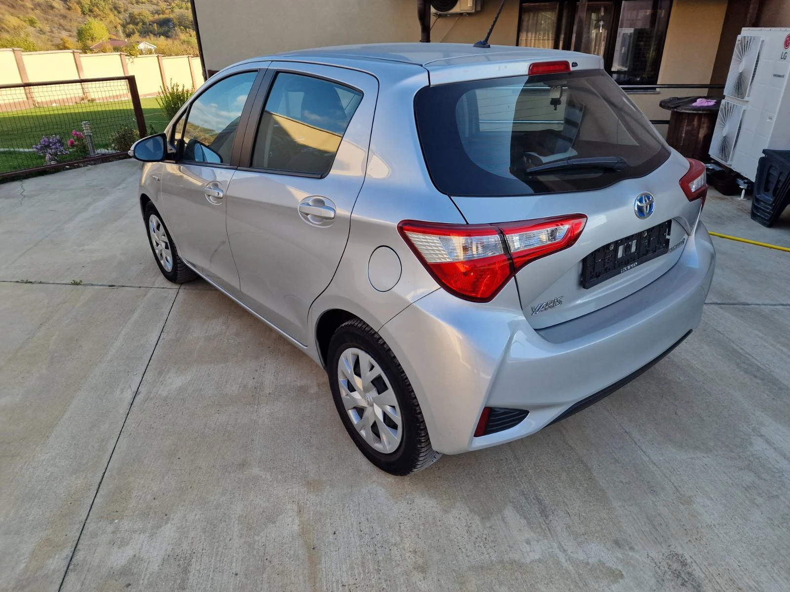 Toyota Yaris 1.5 Hybrid e-CVT - изображение 6