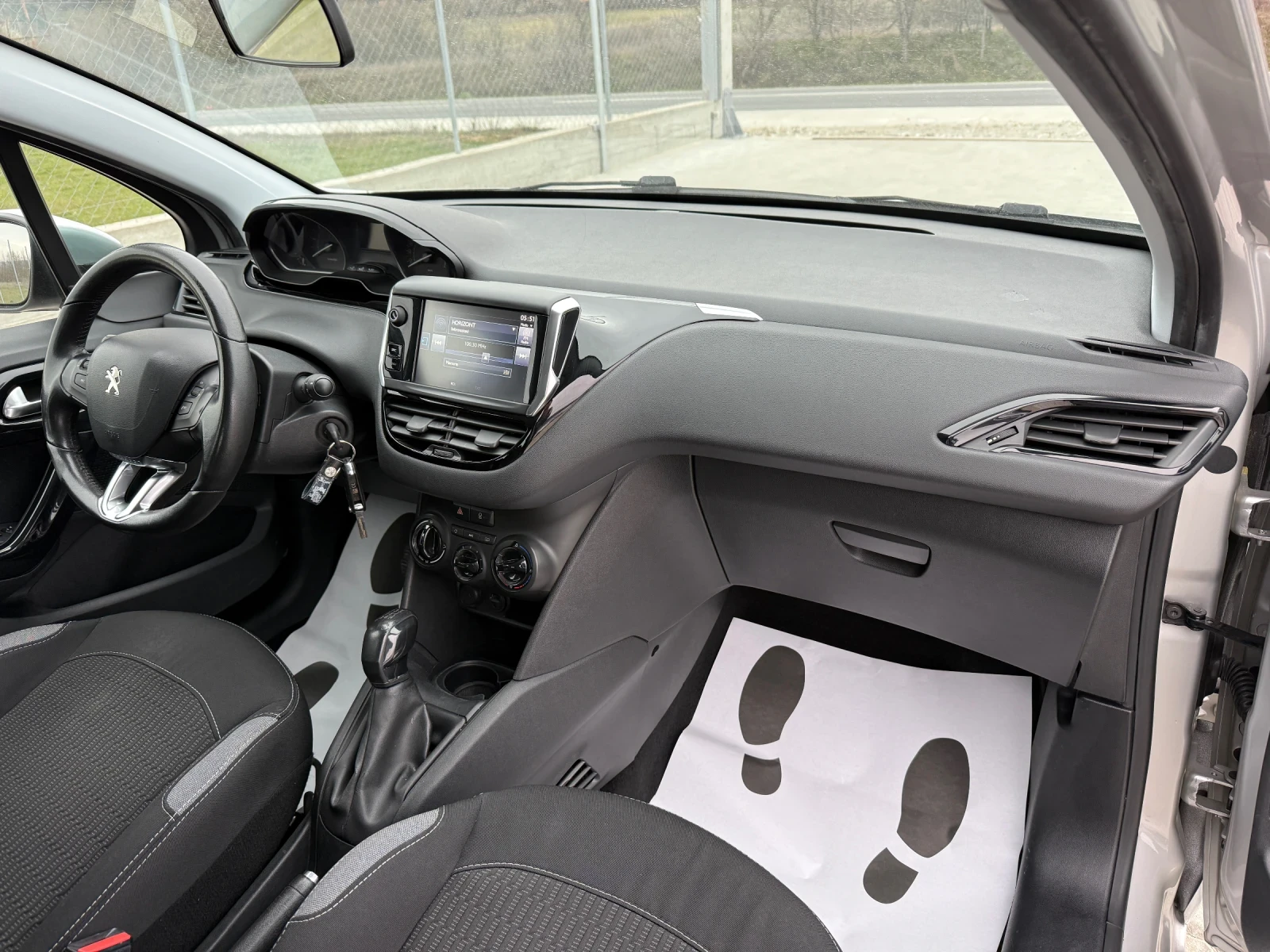 Peugeot 208 1.6HDI , снимка 13 - Автомобили и джипове - 53892922