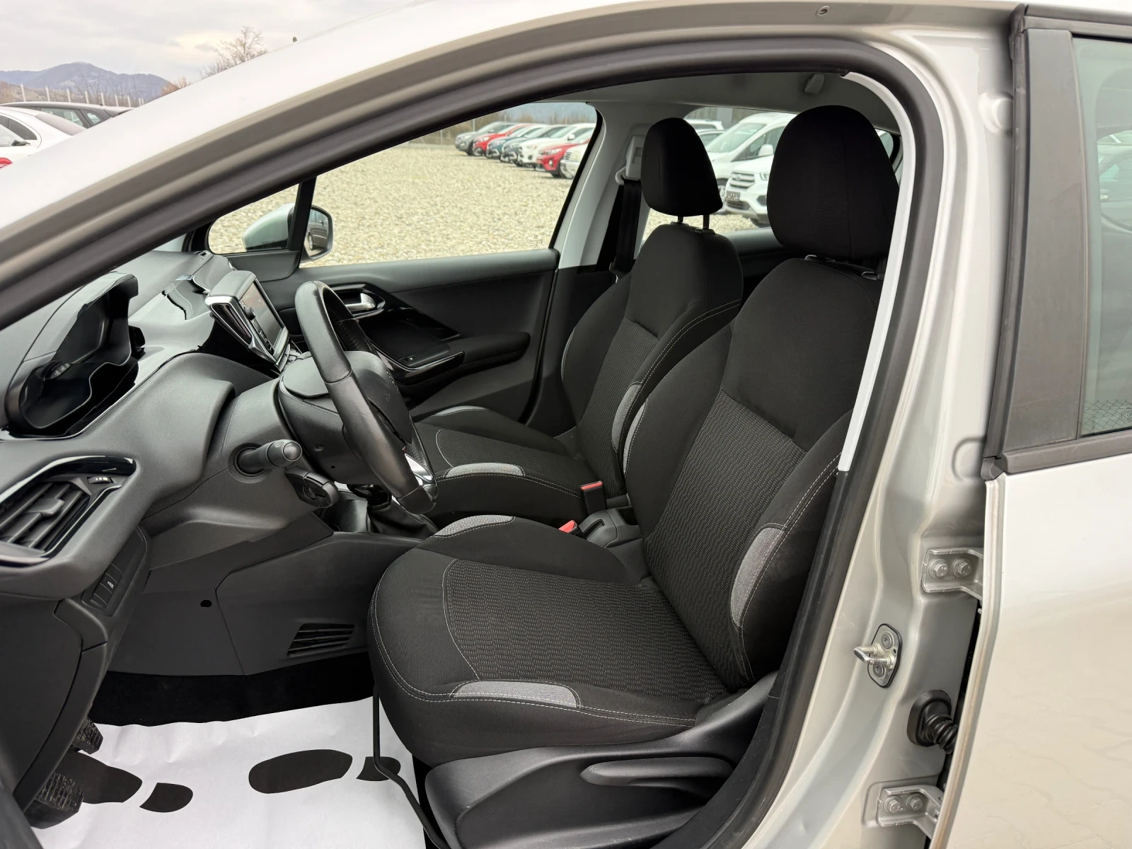 Peugeot 208 1.6HDI , снимка 11 - Автомобили и джипове - 53892922