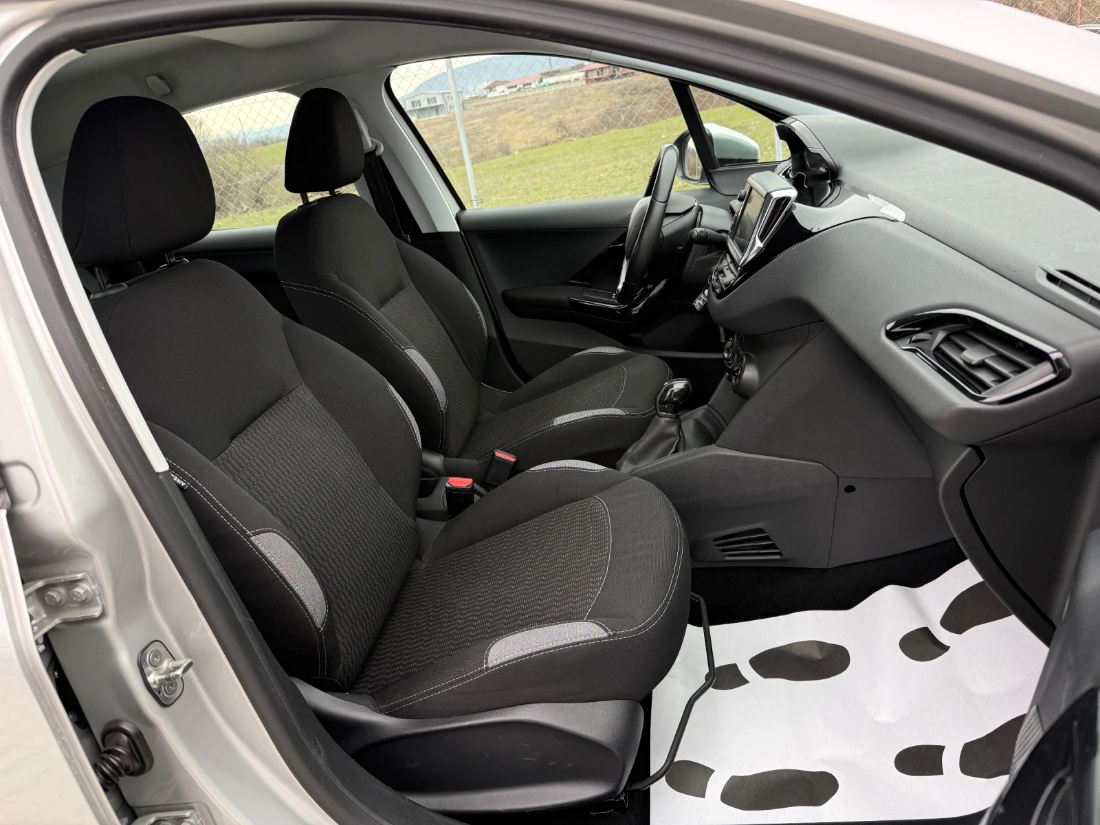 Peugeot 208 1.6HDI , снимка 14 - Автомобили и джипове - 53892922