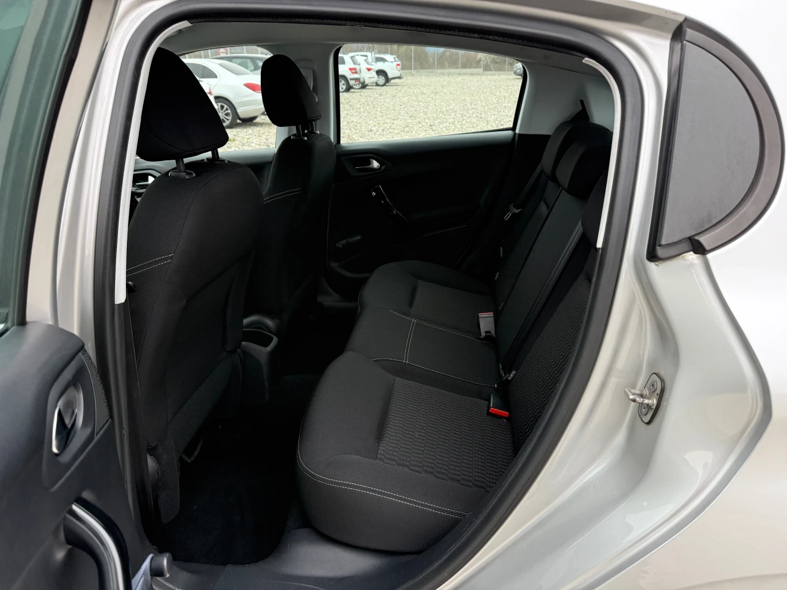 Peugeot 208 1.6HDI , снимка 12 - Автомобили и джипове - 53892922