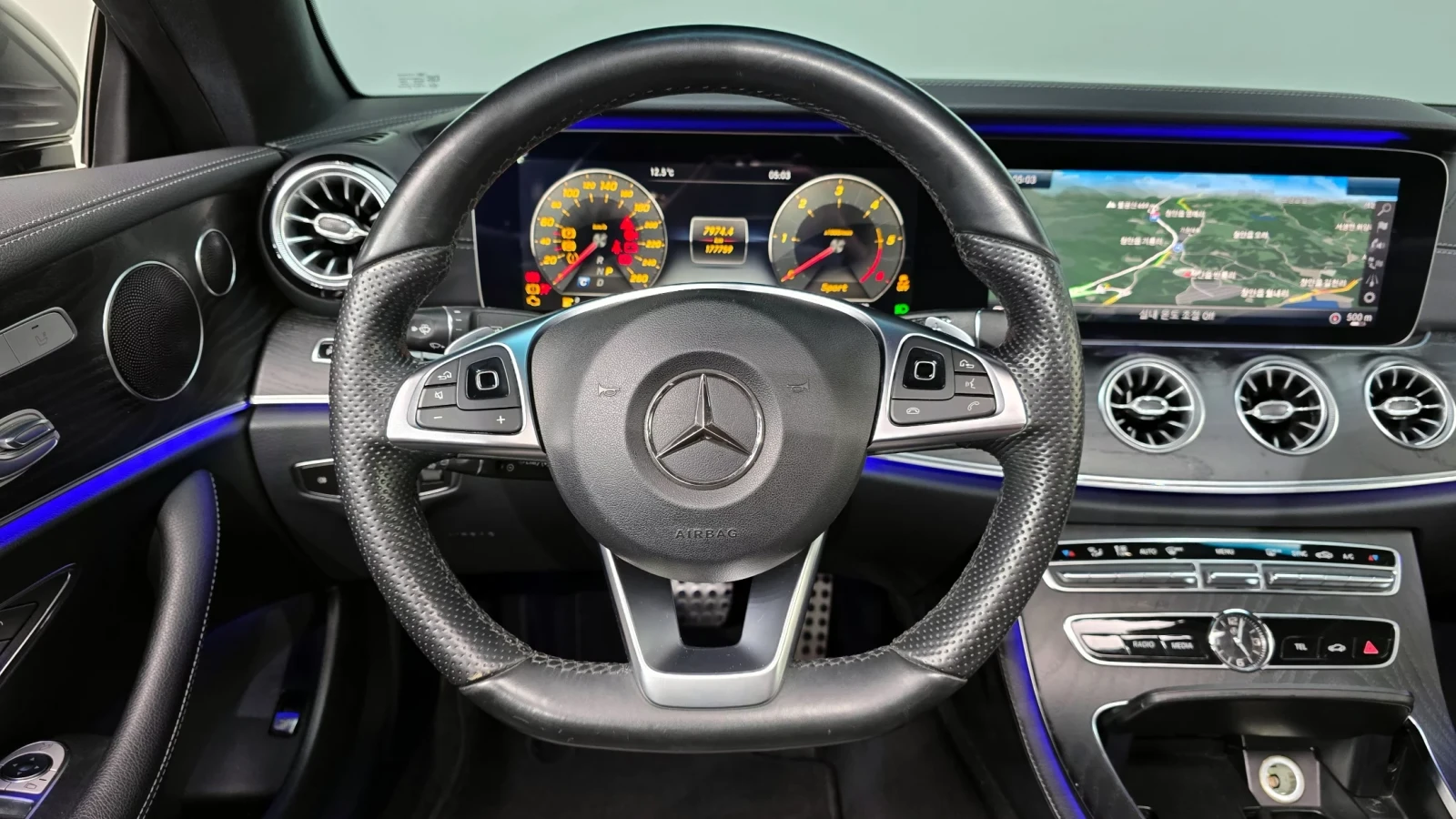 Mercedes-Benz E 220 COUPE/HEAD UP/PANORAMA/360CAM/FULL, снимка 11 - Автомобили и джипове - 55219590