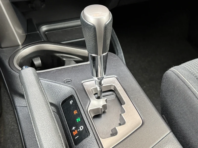 Toyota Rav4 2.0i 4X4*  ПЪЛНА СЕРВИЗНА ИСТОРИЯ В ТОЙОТА!, снимка 11 - Автомобили и джипове - 52306786