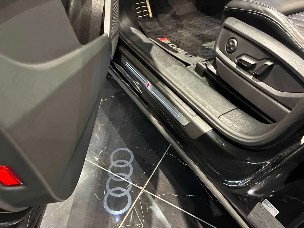 Audi SQ5 Progressiv | CARFAX | АВТОКРЕДИТ БЕЗ ПЪРВОНАЧАЛНА, снимка 10 - Автомобили и джипове - 55457621