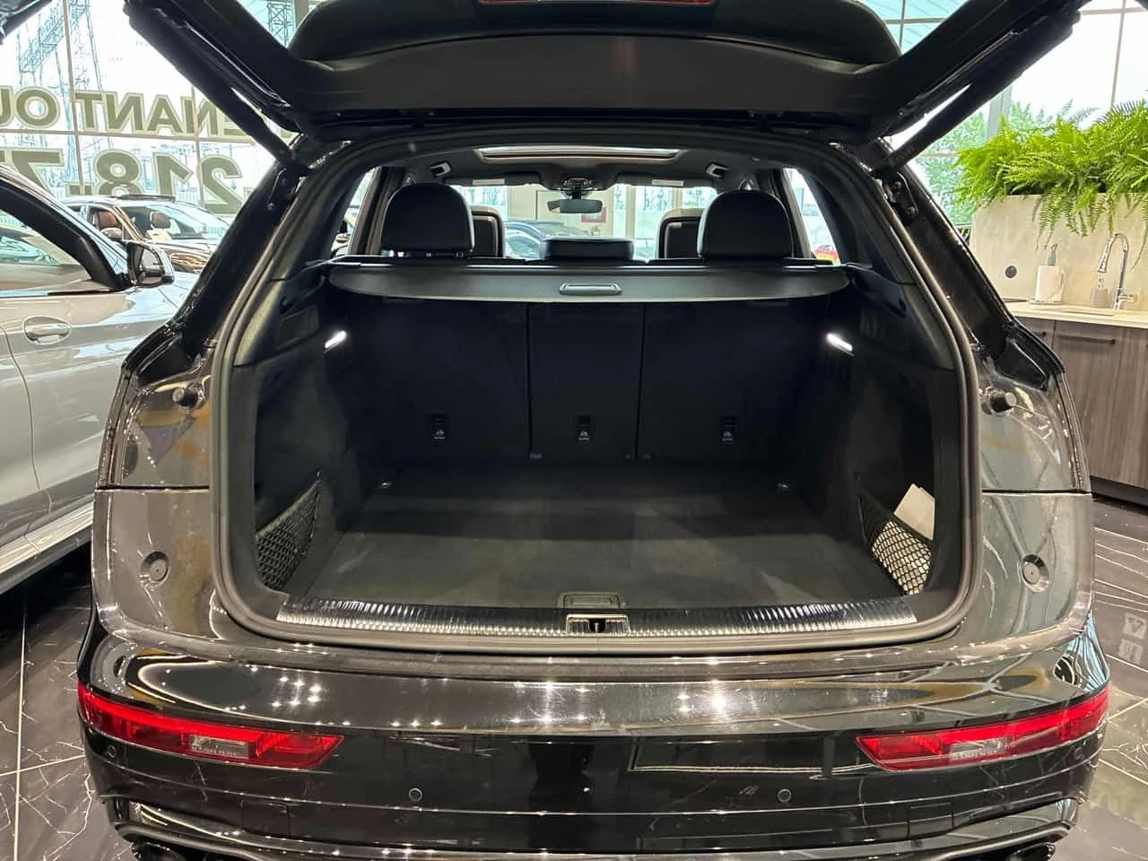Audi SQ5 Progressiv | CARFAX | АВТОКРЕДИТ БЕЗ ПЪРВОНАЧАЛНА, снимка 13 - Автомобили и джипове - 55457621