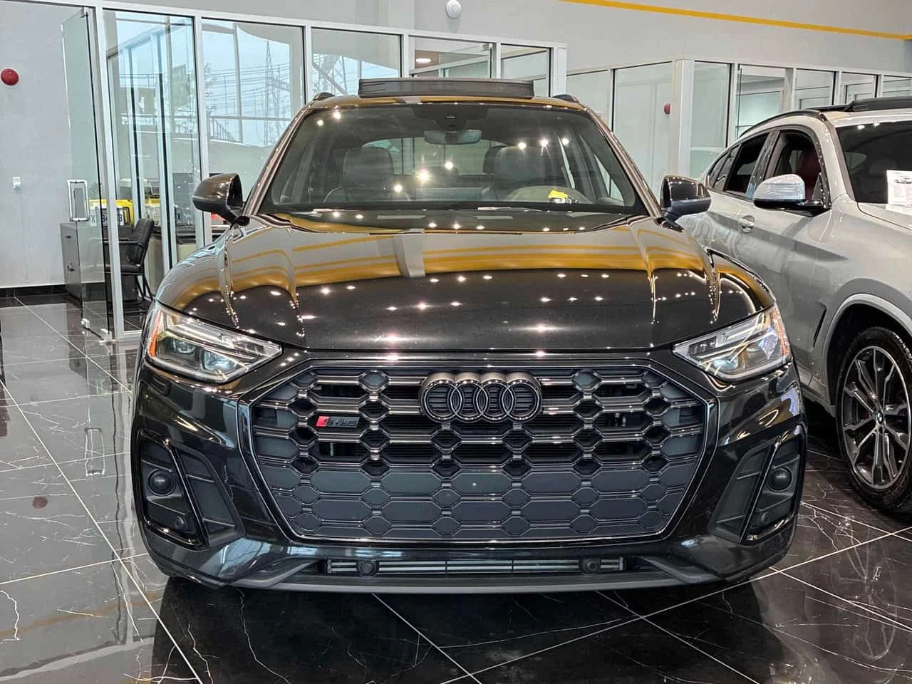 Audi SQ5 Progressiv | CARFAX | АВТОКРЕДИТ БЕЗ ПЪРВОНАЧАЛНА, снимка 2 - Автомобили и джипове - 55457621
