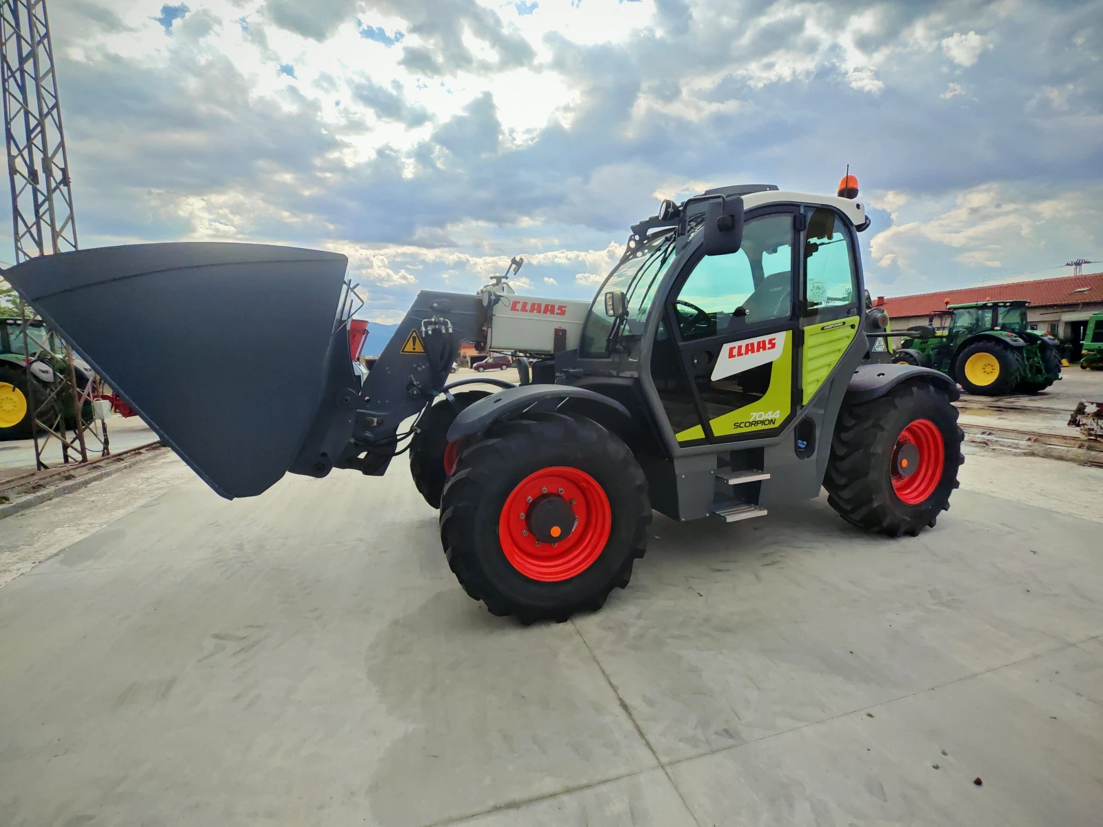 Телескопичен товарач Claas 7044 лизинг с първоначална вноска 20% - изображение 2