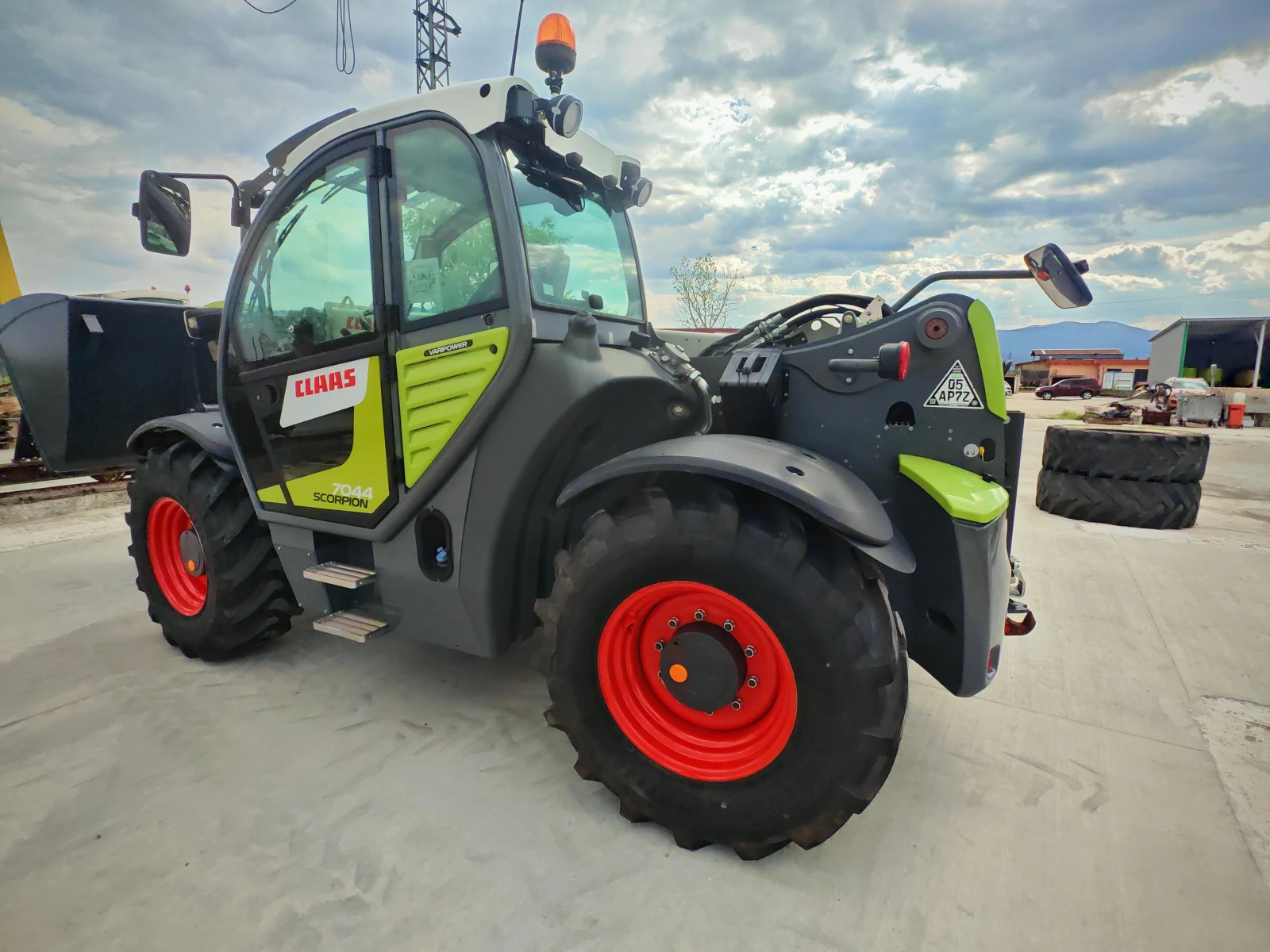 Телескопичен товарач Claas 7044 лизинг с първоначална вноска 20% - изображение 7