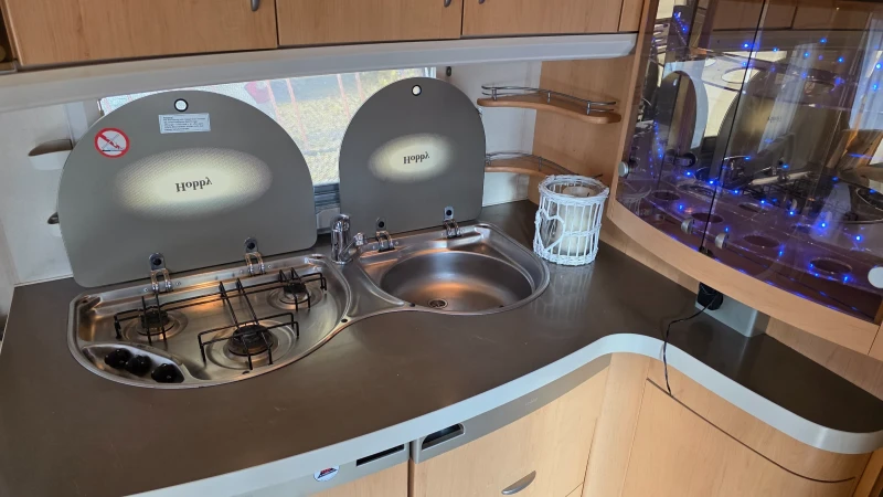 Каравана Hobby De luxe 460, снимка 10 - Каравани и кемпери - 52277428