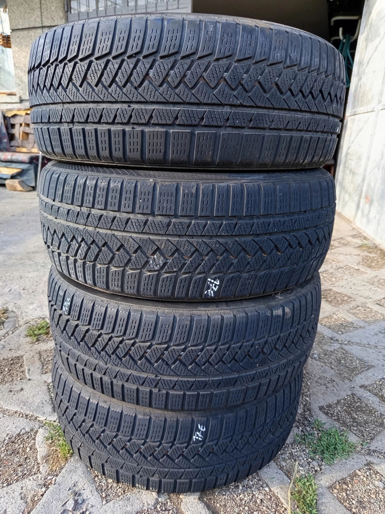 Гуми Зимни 205/50R17, снимка 1 - Гуми и джанти - 54753378