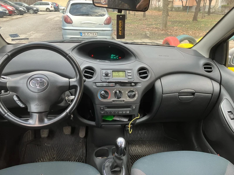 Toyota Yaris 1.0 VVT-I, снимка 6 - Автомобили и джипове - 48449221