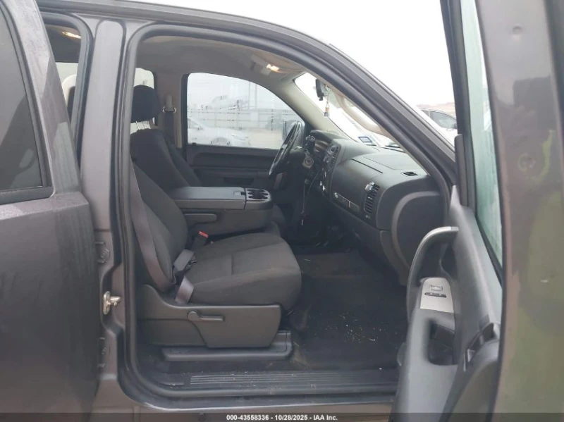 Chevrolet Silverado 5.3L V-8 VVT, 315HP 4X2 Drive, снимка 11 - Автомобили и джипове - 53021746