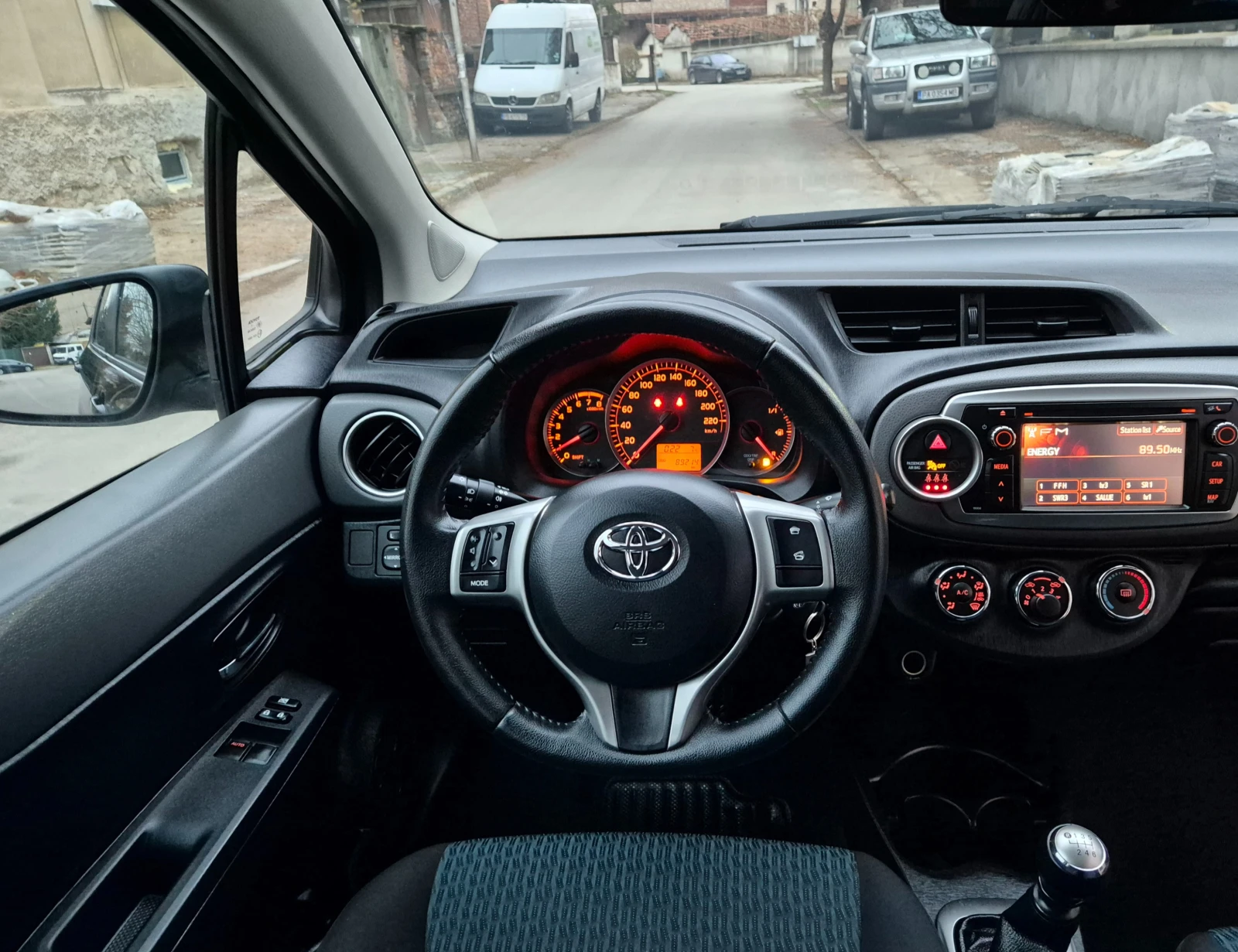 Toyota Yaris 1.33ivvt-нави-6speed-верига-нов - изображение 3