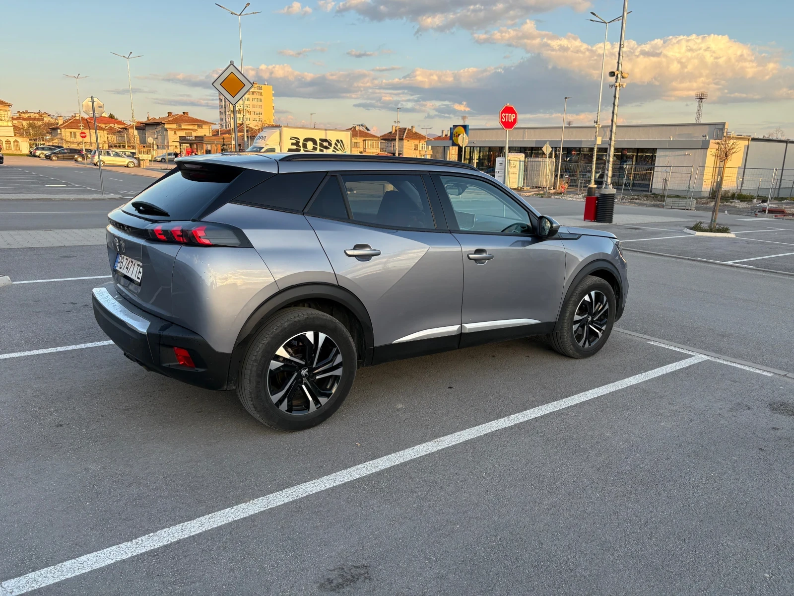 Peugeot 2008 1.2 Pure Tech, снимка 4 - Автомобили и джипове - 54101729