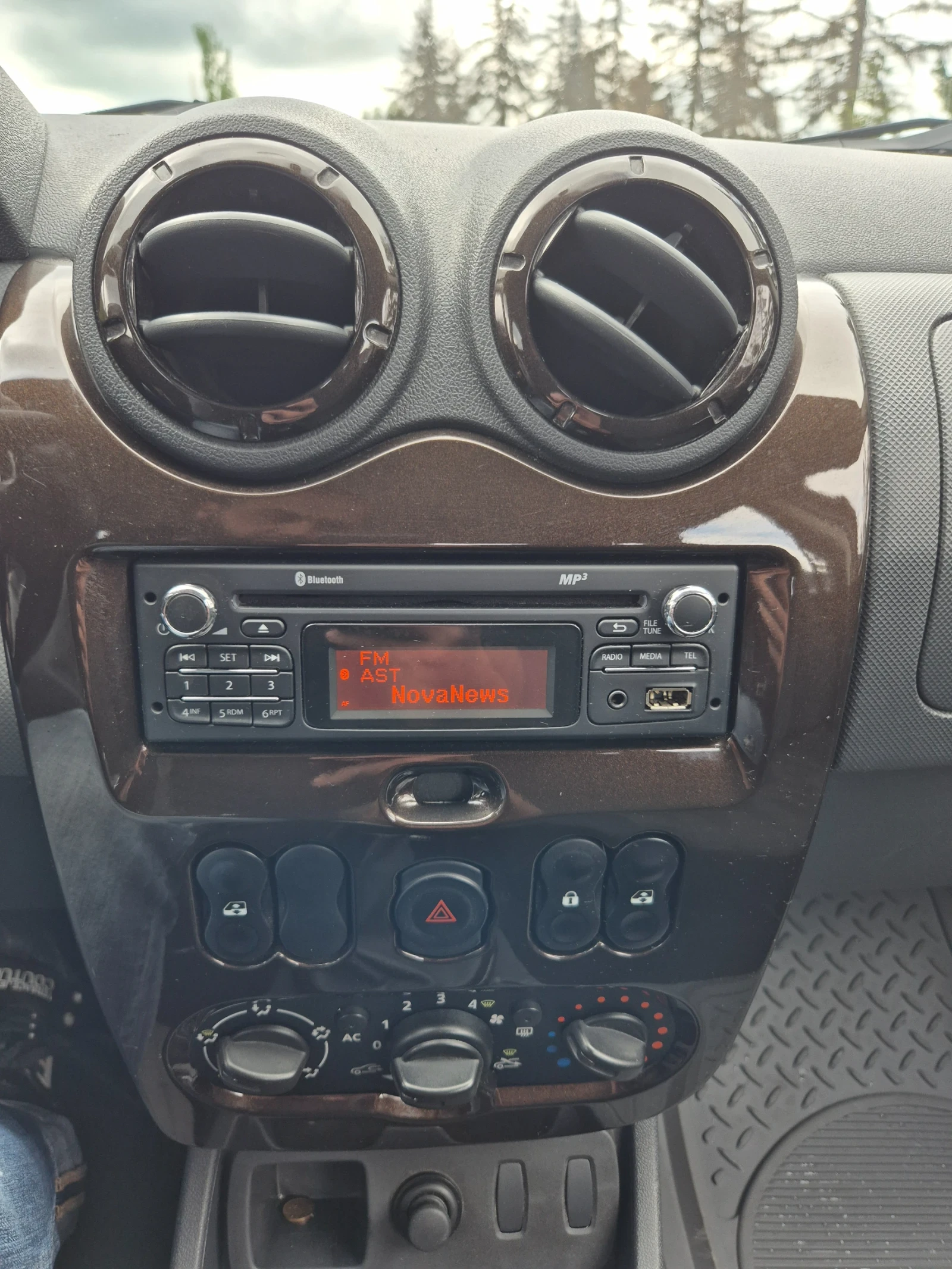 Dacia Duster 1.6 Бензин /газ, снимка 11 - Автомобили и джипове - 54486152
