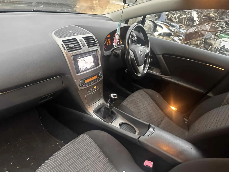 Toyota Avensis 1.8 Valvematic (147 к.с.) НАВИГАЦИЯ НА ЧАСТИ ! , снимка 13 - Автомобили и джипове - 52982326