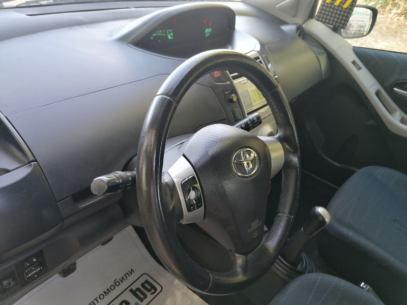 Toyota Yaris 1.3 VVTi, снимка 10 - Автомобили и джипове - 46751520