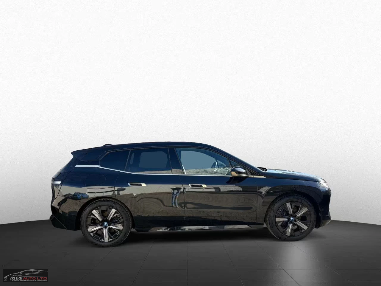 BMW iX xDRIVE40/326HP/PRO/LED/HUD/CAM/281z, снимка 2 - Автомобили и джипове - 54125481