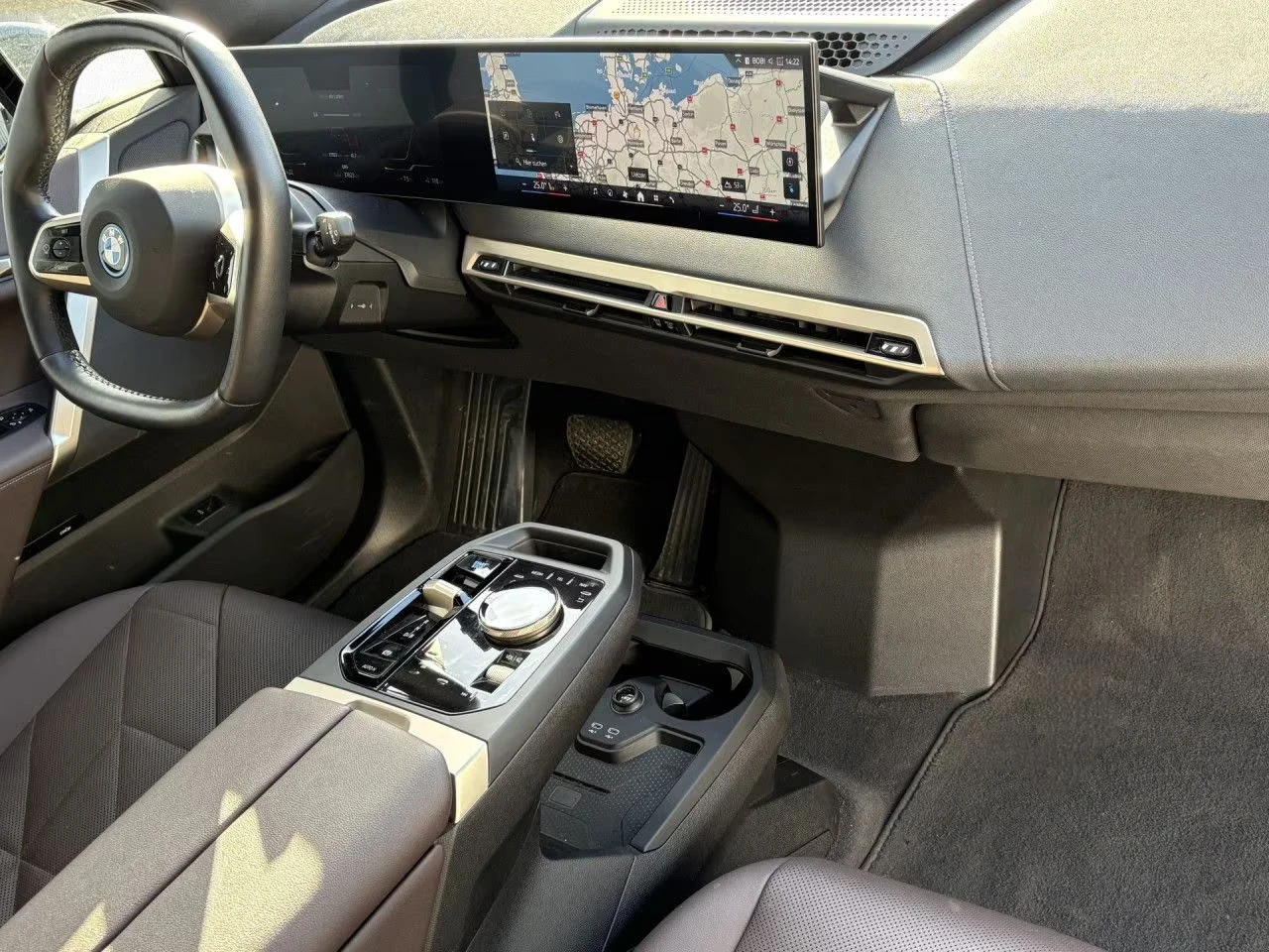 BMW iX xDRIVE40/326HP/PRO/LED/HUD/CAM/281z, снимка 6 - Автомобили и джипове - 54125481